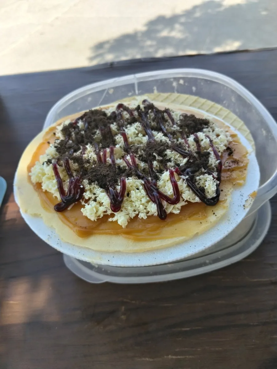Oblea con  arequipe quesosalsa mora y chocolate