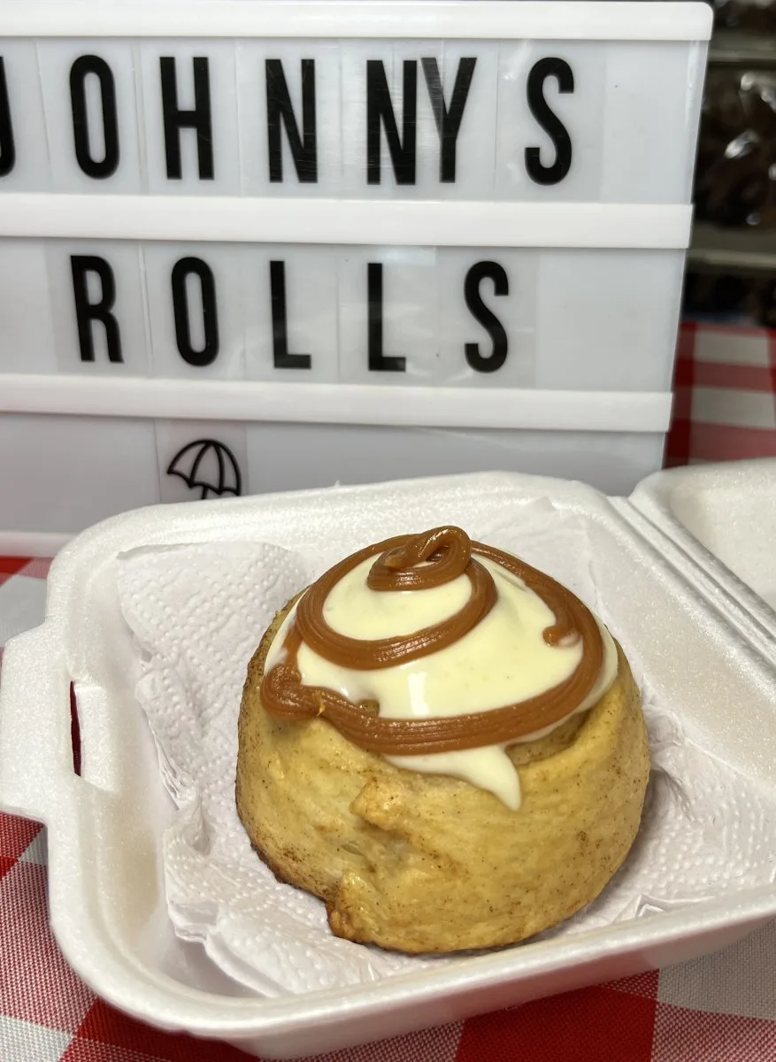 Rollos de canela con toppings de arequipe