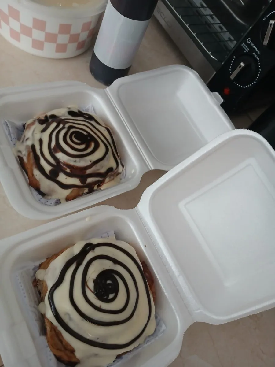 Rollos de canela con toppings de chocolate
