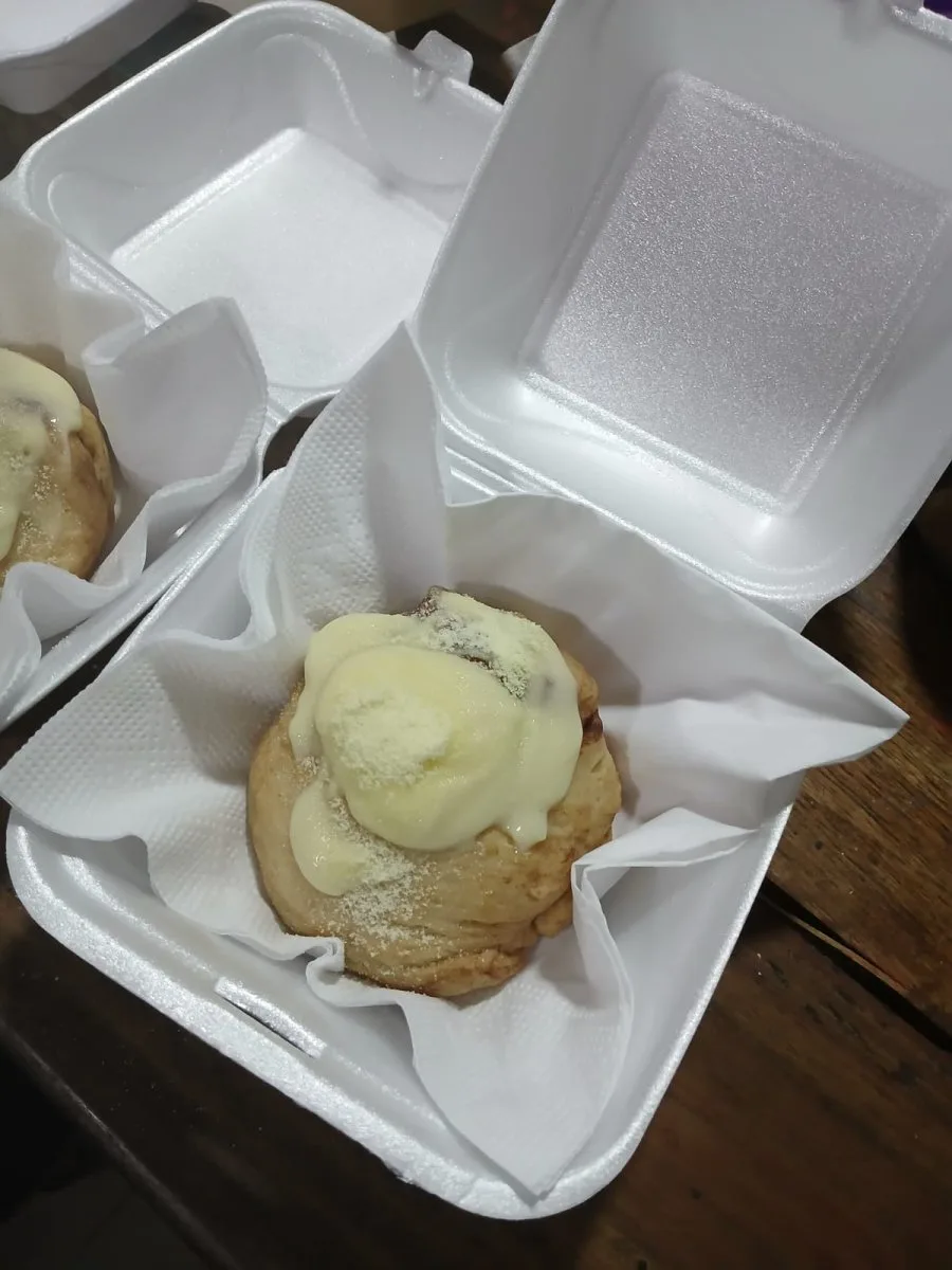Rollos de canela con toppings de leche klim.